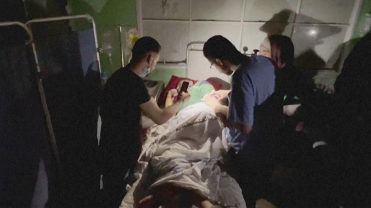 Gaza, l'ospedale Al-Shifa senza corrente: medici costretti a usare le torce