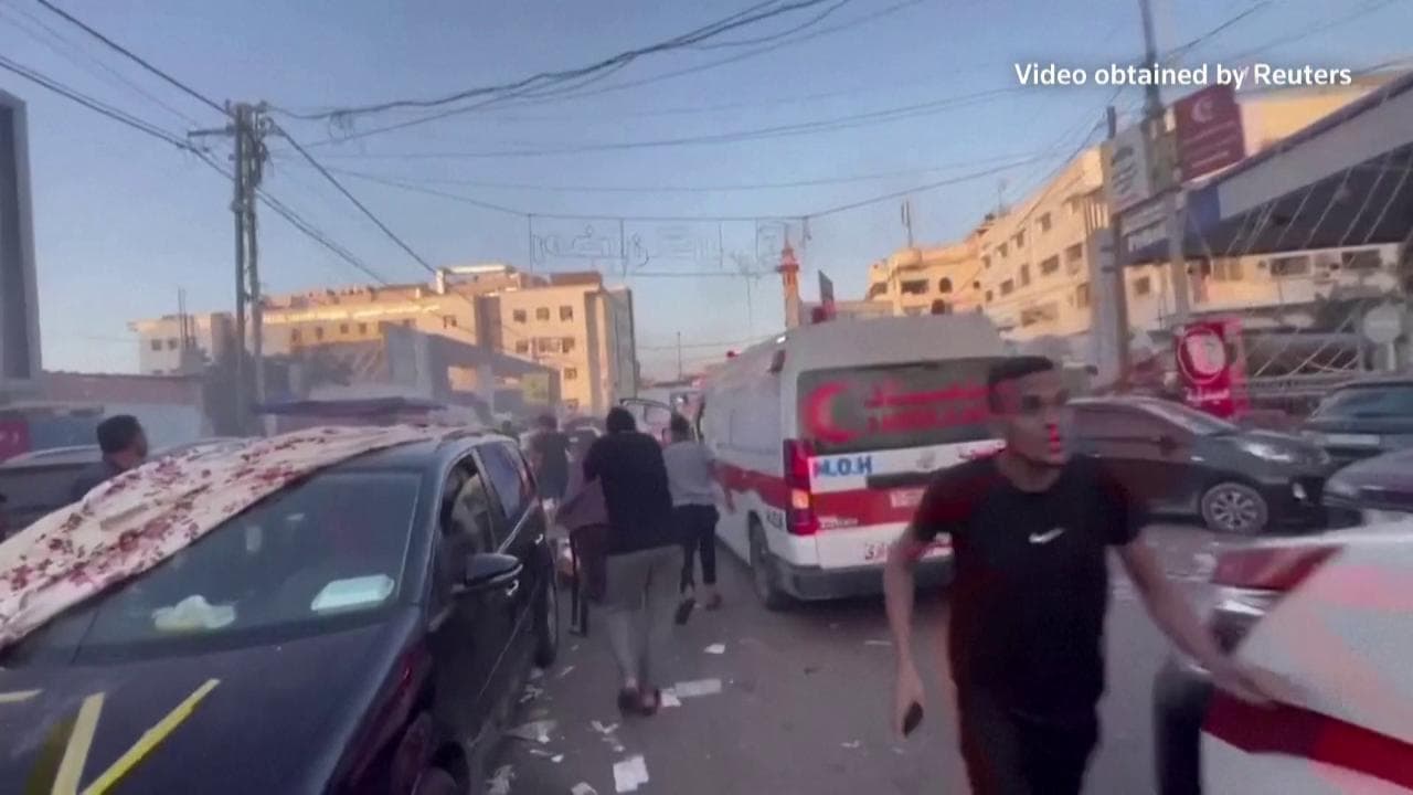 Gaza, l'attacco di Israele a un convoglio di ambulanze