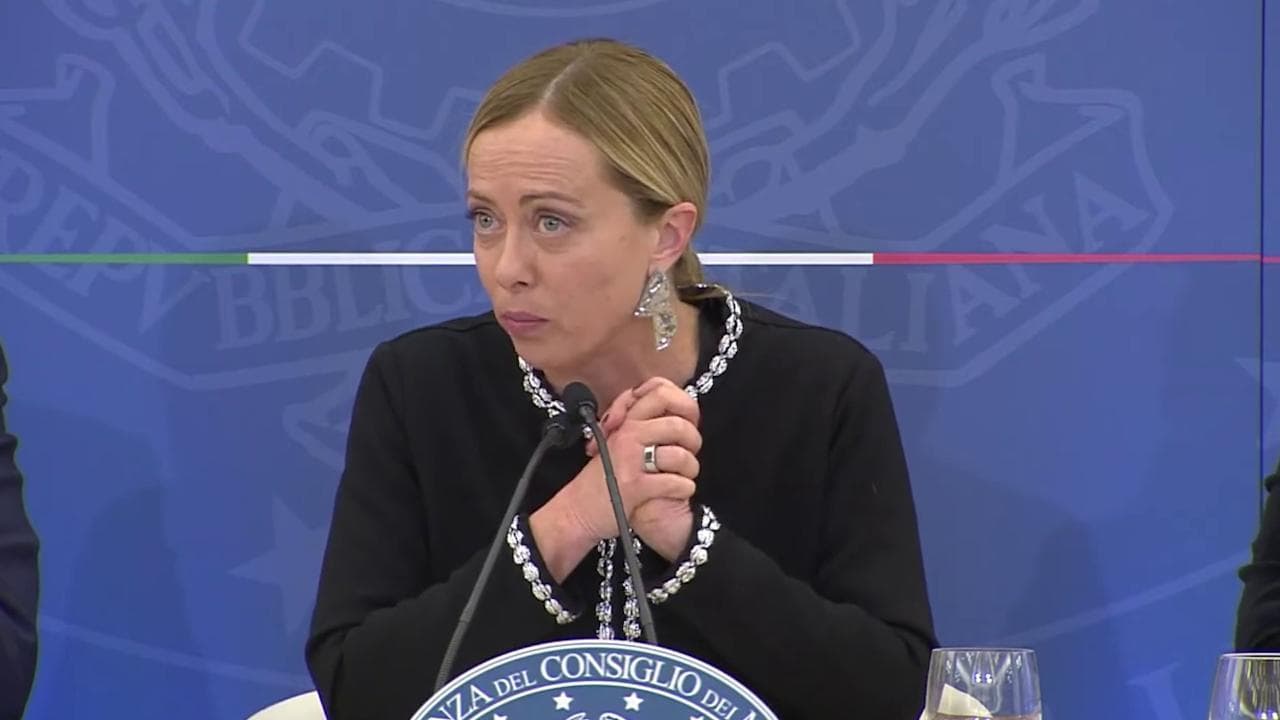 Meloni, scherzo russo: "Vicenda gestita con superficialità. Per questo il mio consigliere diplomatico si è dimesso"