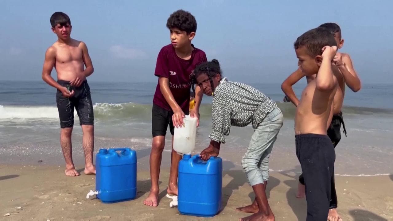 Il mare come ultima speranza per Gaza: il prezzo dell'acqua è arrivato alle stelle