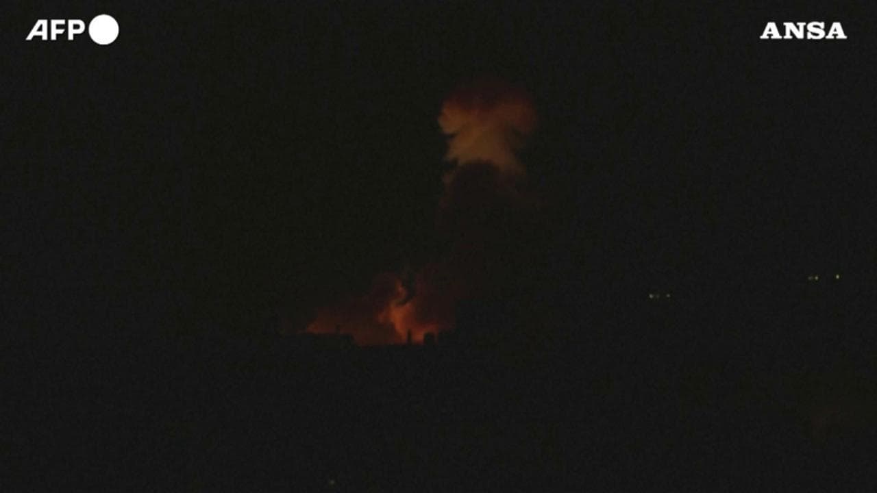 Gaza, raid notturno dell'esercito israeliano: esplosione illumina Rafah
