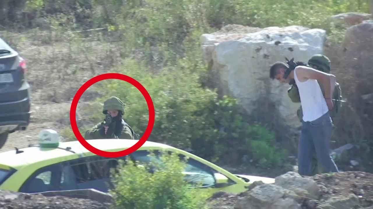 Raid a Ramallah, le truppe israeliane uccidono un adolescente. Durante gli arresti soldato punta mitra verso i giornalisti