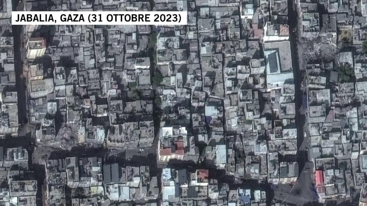 Colpito ancora dai raid israeliani il campo profughi di Jabalia: le immagini satellitari prima e dopo