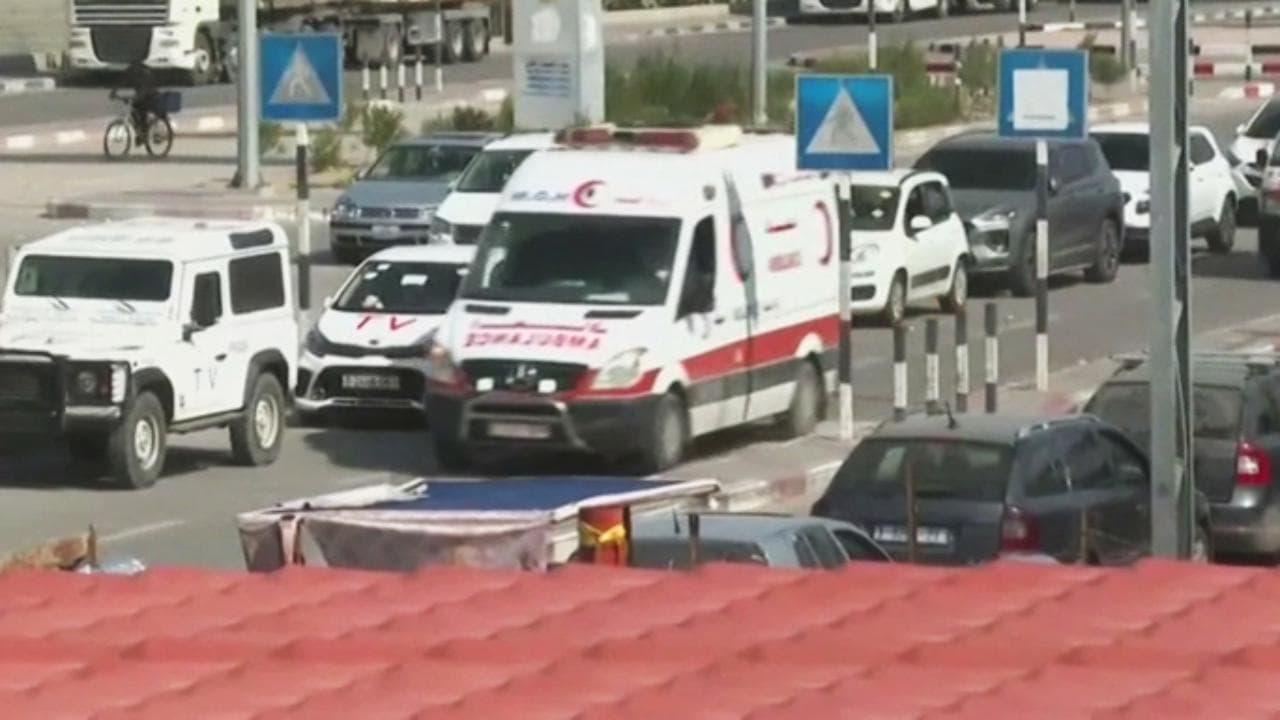 Gaza, ambulanze trasportano i feriti in Egitto attraverso il valico di Rafah