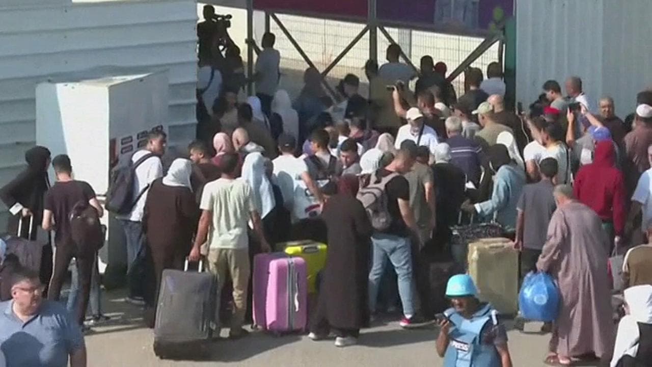 Gaza, stranieri via dalla Striscia attraverso il valico di Rafah grazie a un accordo mediato dal Qatar
