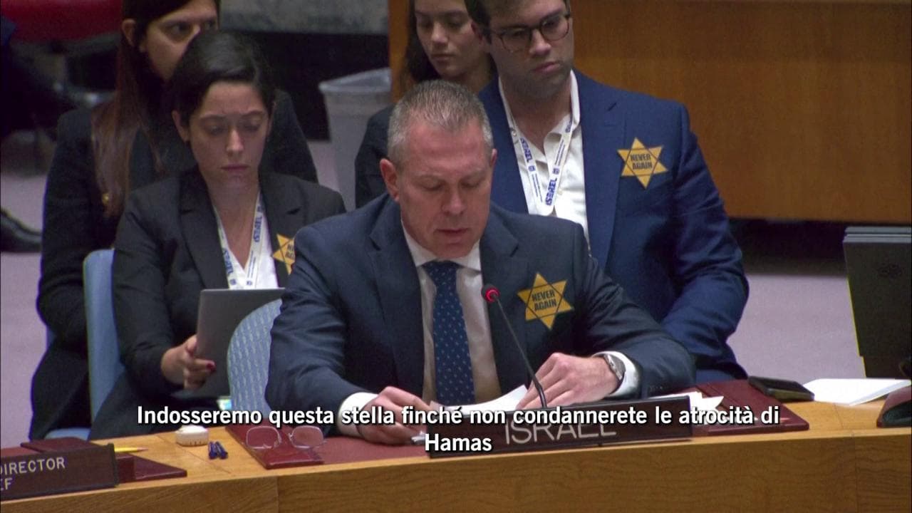 L'ambasciatore israeliano all'Onu si appunta la stella gialla alla giacca con la scritta "Mai più"