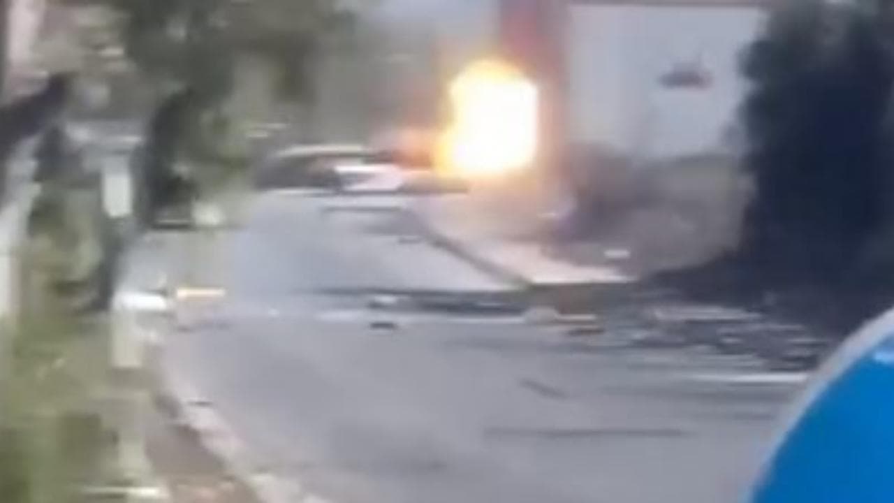Il momento in cui un tank israeliano sembra far fuoco contro un'auto civile a Gaza