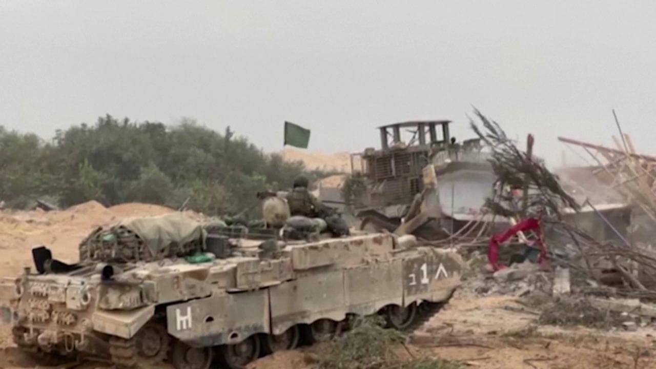 Ruspe e blindati, così l'esercito israeliano si fa strada per entrare a Gaza