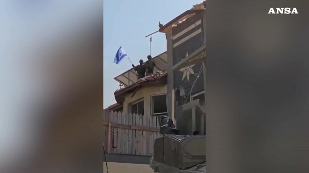 La bandiera israeliana sventola sulle case di Gaza nord: è la prima volta dal 2005