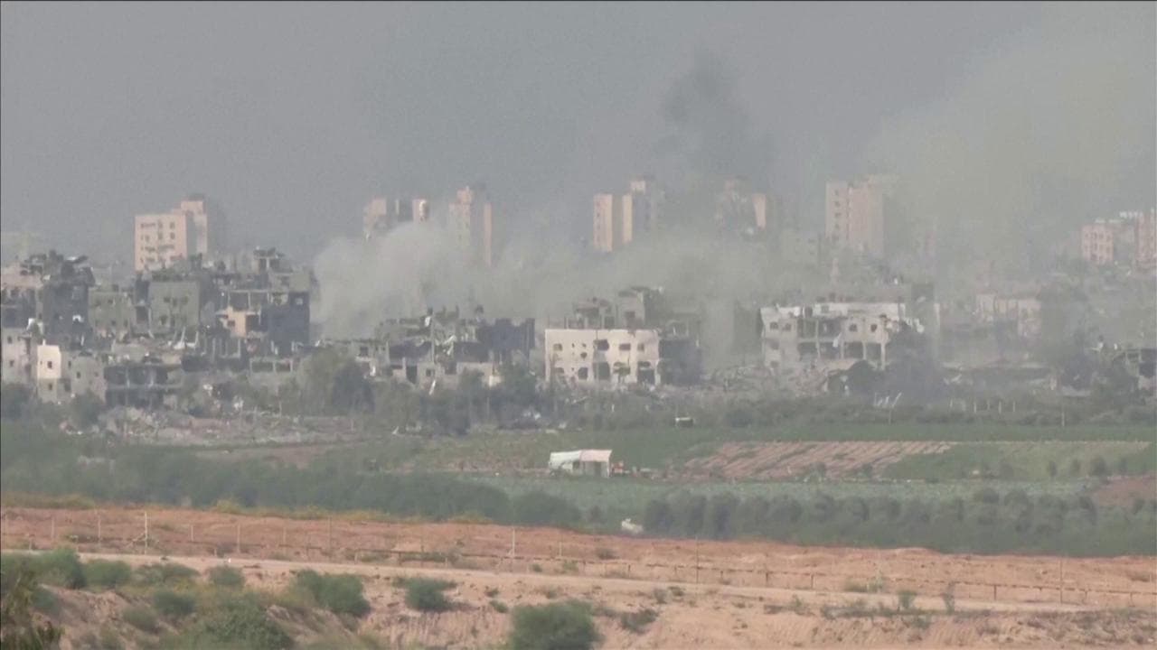 Blindati israeliani entrano a Gaza: esplosioni e colonne di fumo