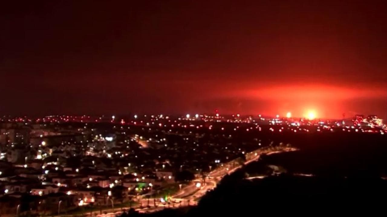 Israele, fuoco incrociato al confine sud della Striscia: razzi di Hamas intercettati, bombardamenti dell’aviazione israeliana