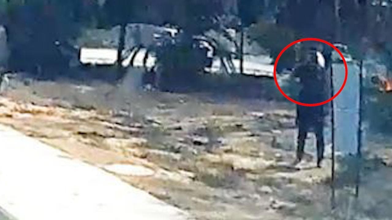 Corre in auto per salvare la figlia dai miliziani di Hamas nel kibbutz ma cade in un'imboscata: il video del 7 ottobre