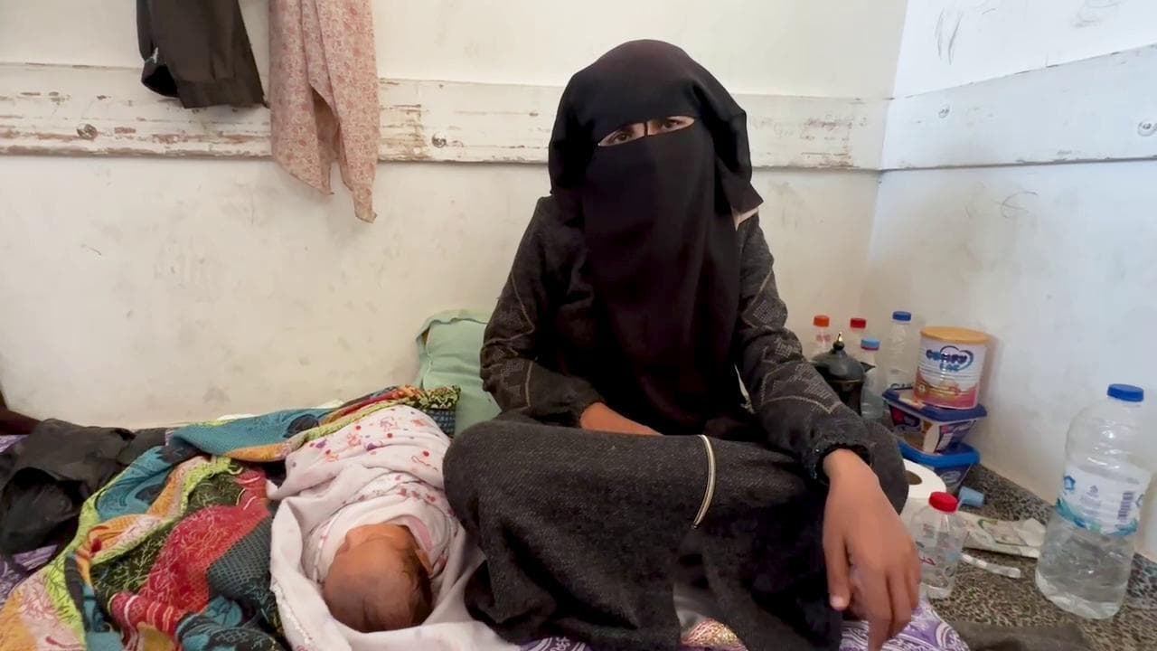Gaza, il grido di Sabine: "Ho un bimbo di 7 giorni giallo, non ho latte né acqua. Cosa abbiamo fatto di male?"