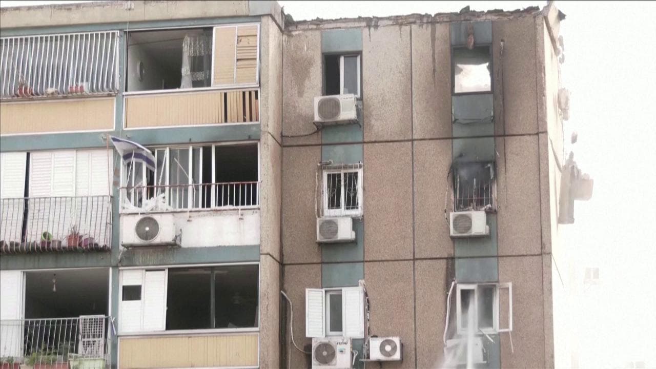 Guerra in Medio Oriente, un razzo di Hamas colpisce un palazzo a Tel Aviv