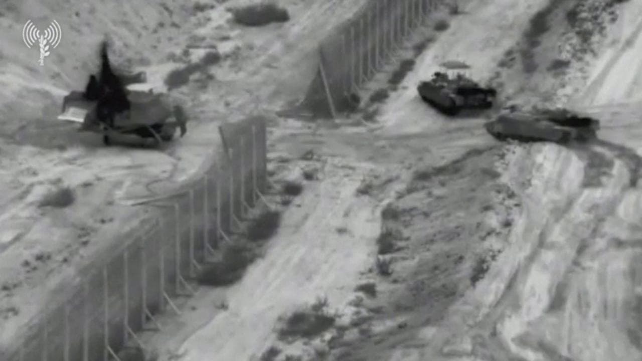 I tank israeliani entrano nella Striscia di Gaza: condotti "blitz mirati"