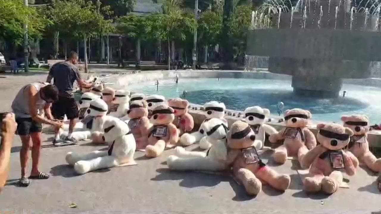 Tel Aviv, in una piazza esposti orsacchiotti di peluche bendati con i nomi dei bambini in ostaggio