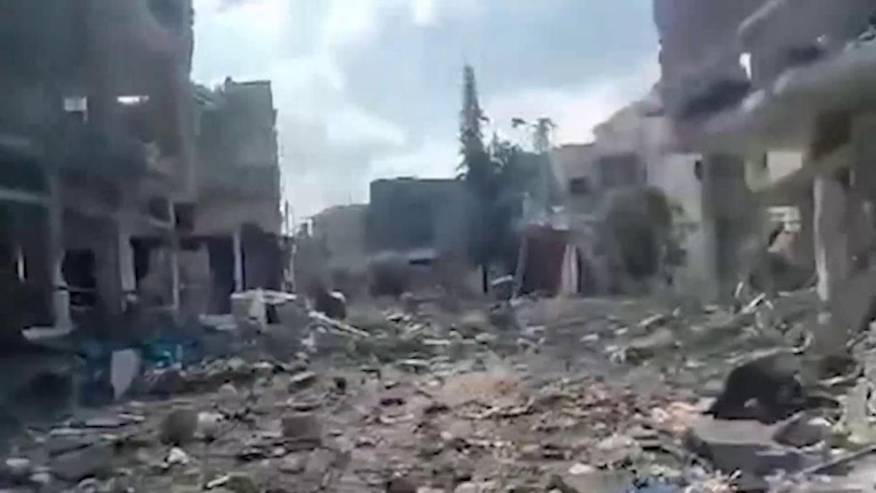 L'apocalisse a Khan Younis dopo il raid israeliano che ha ucciso un comandante vicino al "fantasma di Gaza"