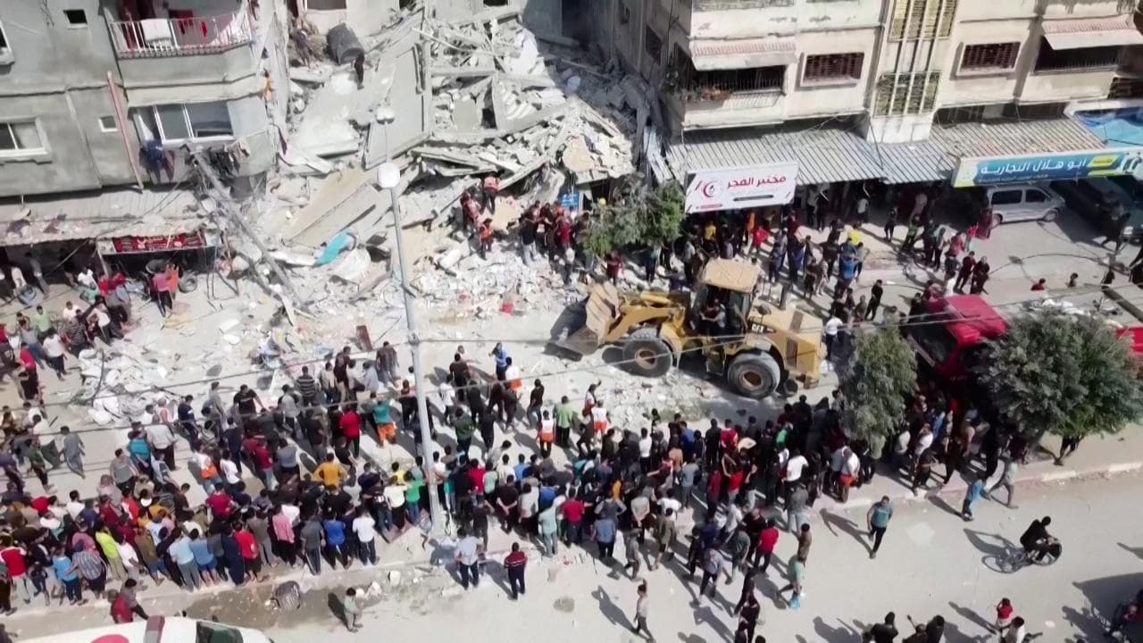 Guerra in Medioriente, edificio bombardato: le operazioni di soccorso a Khan Younis viste dal drone