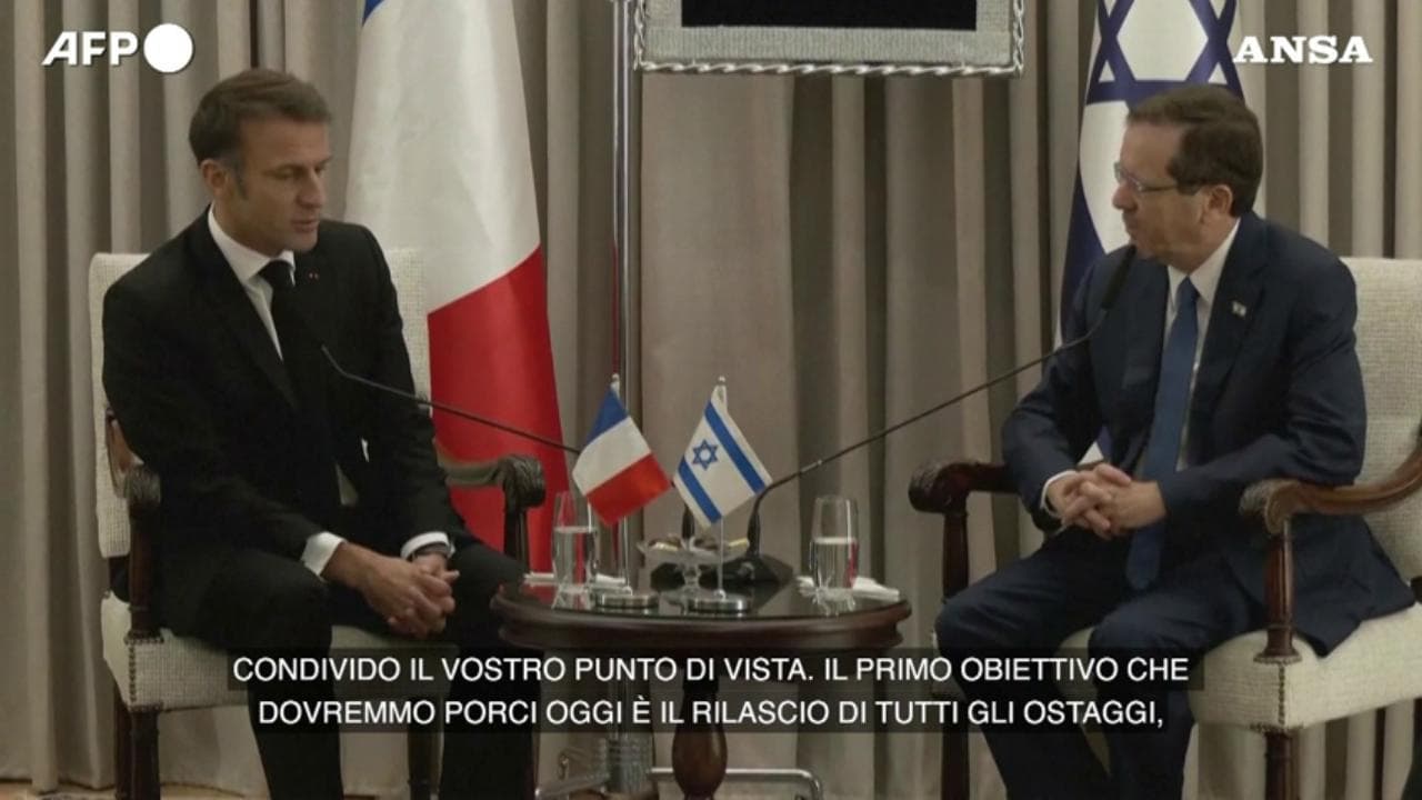 Israele, Macron: "Combattere i terroristi è una necessità"