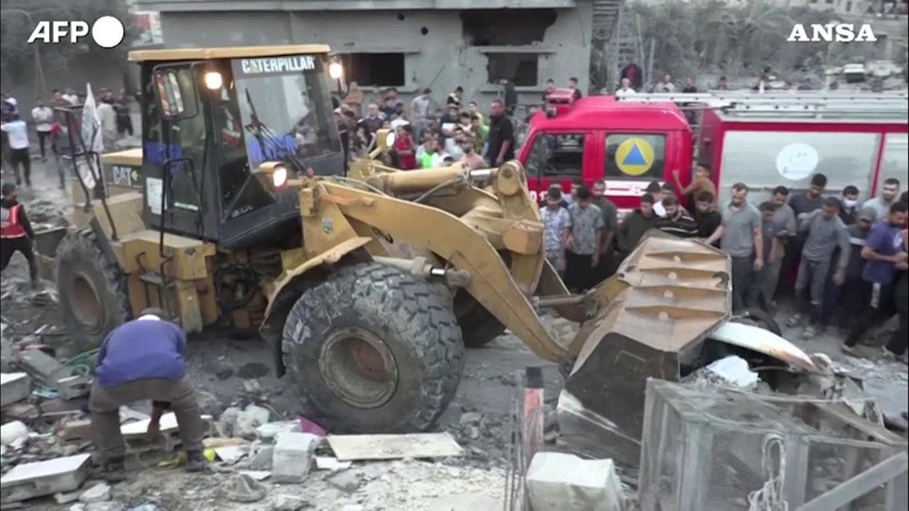 Gaza, soccorritori cercano sopravvissuti tra le macerie di una casa distrutta dai bombardamenti