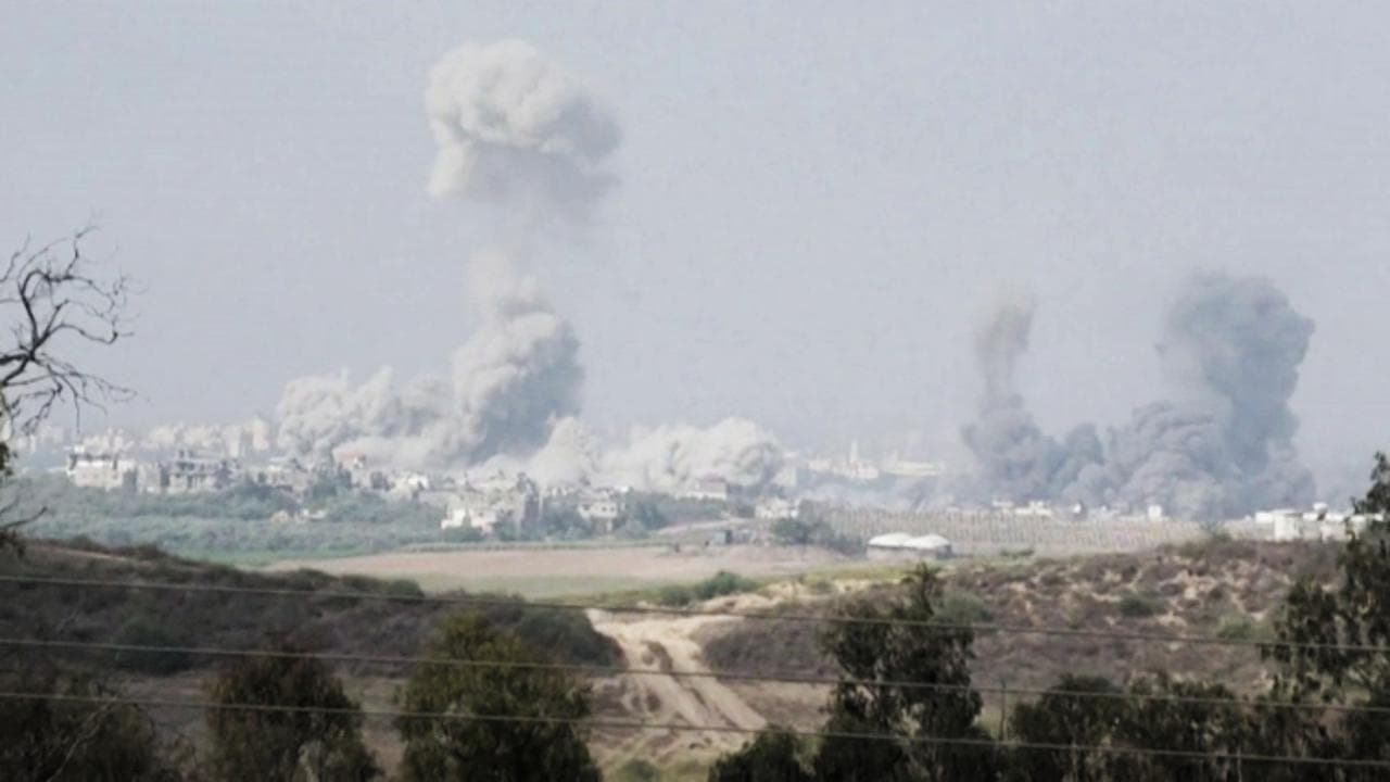 Israele, imponenti nuvole di fumo si alzano a nord di Gaza dopo il bombardamento