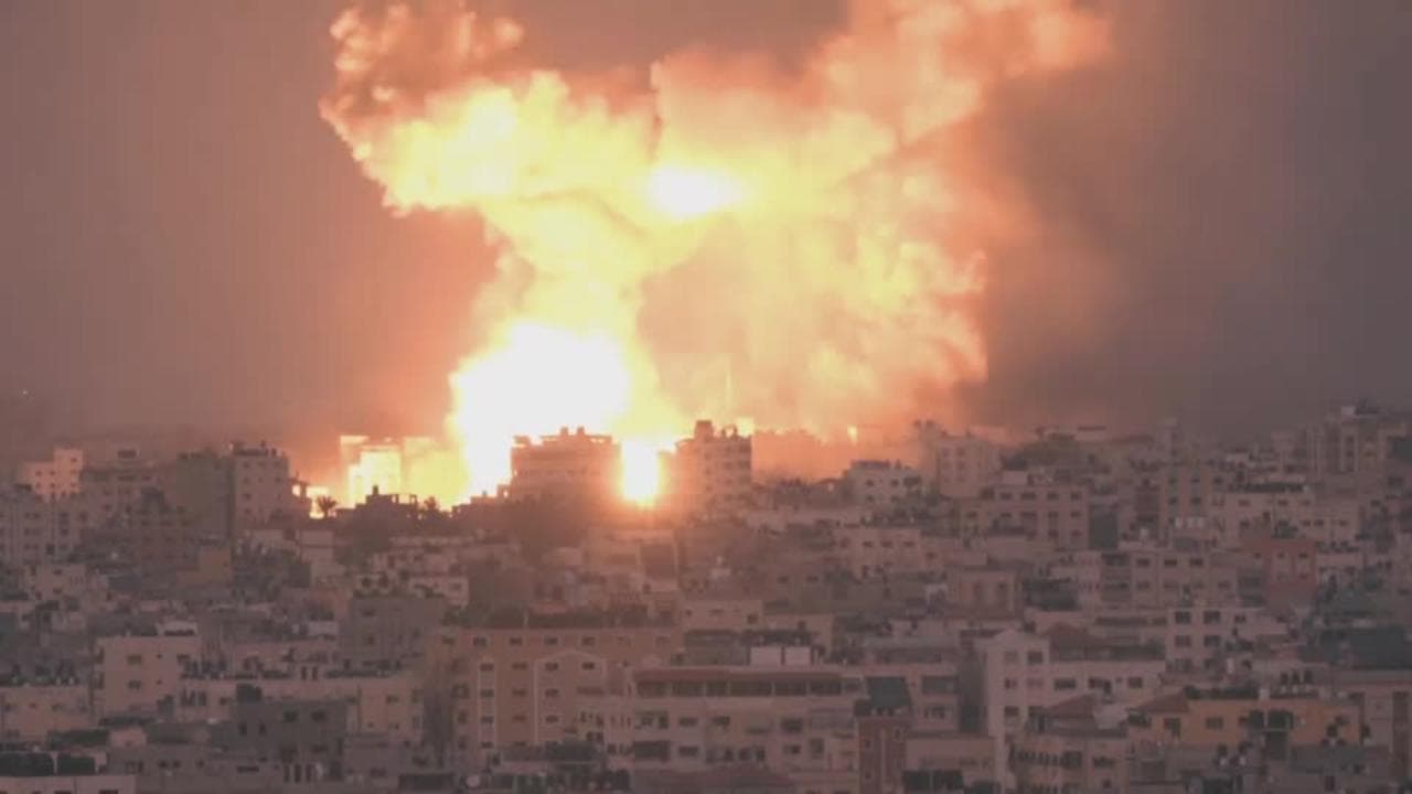Gaza, le enormi esplosioni tra i palazzi