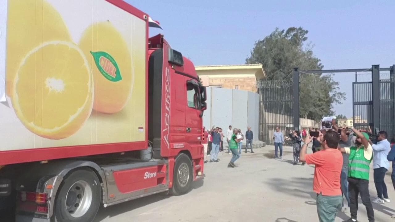 Secondo convoglio di aiuti entra a Gaza dal valico di Rafah tra clacson e bandiere