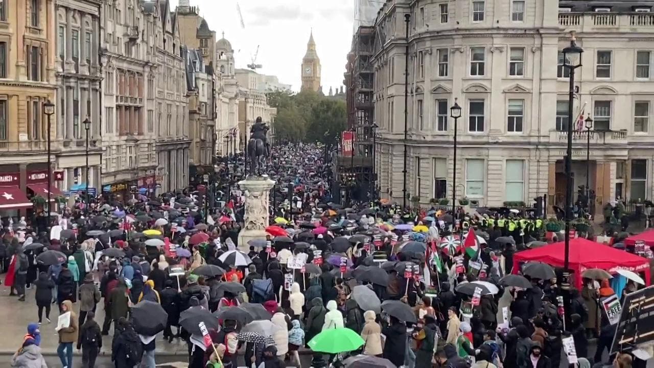 A Londra la marcia in sostegno della Palestina ha radunato decine di migliaia di persone