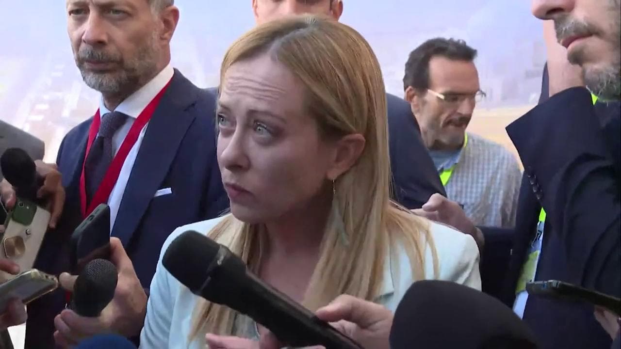 Giambruno, Meloni infastidita dalle domande: "Non voglio più parlare di questo"