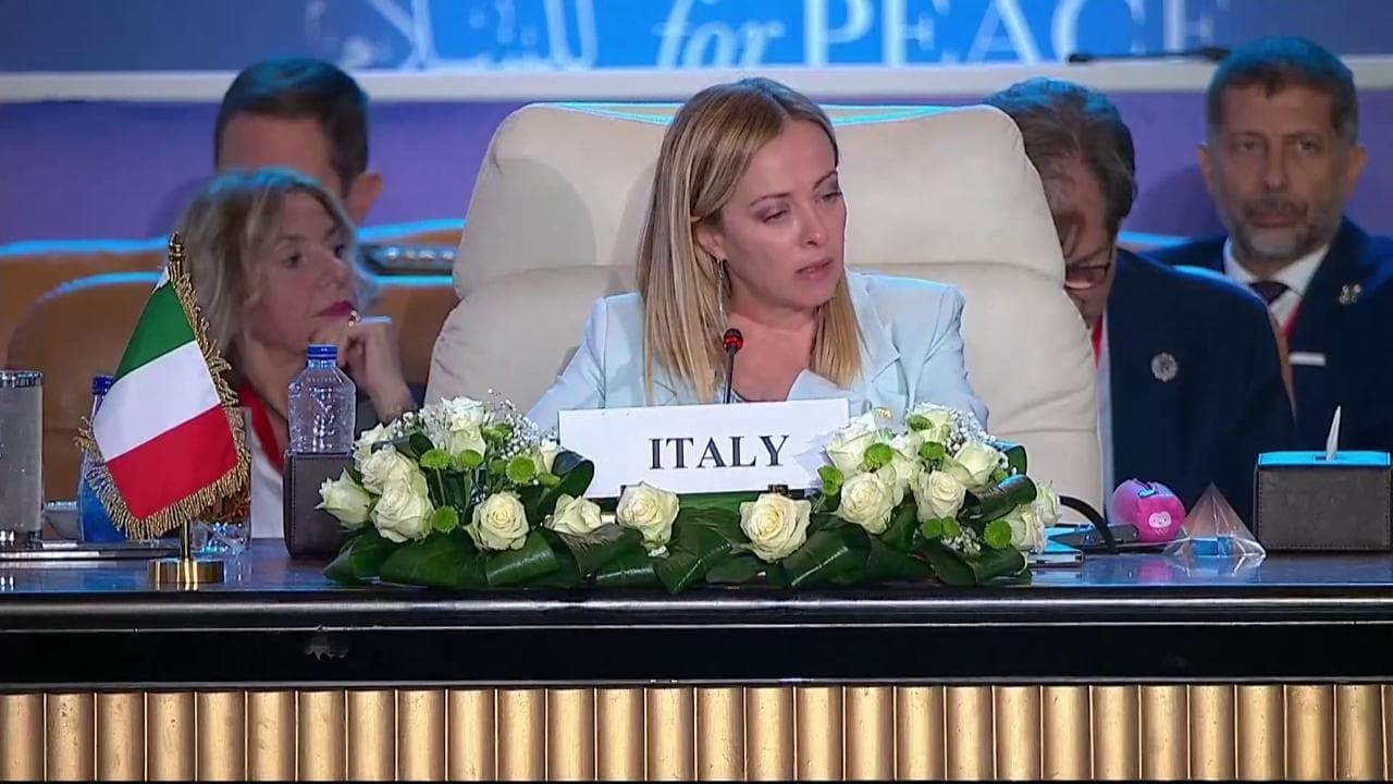 Meloni al Cairo: "Chiediamo il rilascio di tutti gli ostaggi. Sì alla soluzione di due popoli e due Stati"