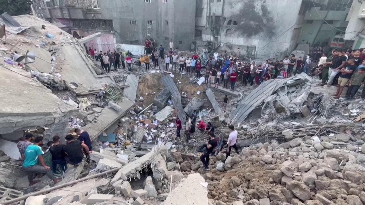 Gaza, si scava tra le macerie della chiesa greco-ortodossa che ospitava sfollati : Israele: “E’ stato un incidente, non era l’obiettivo”