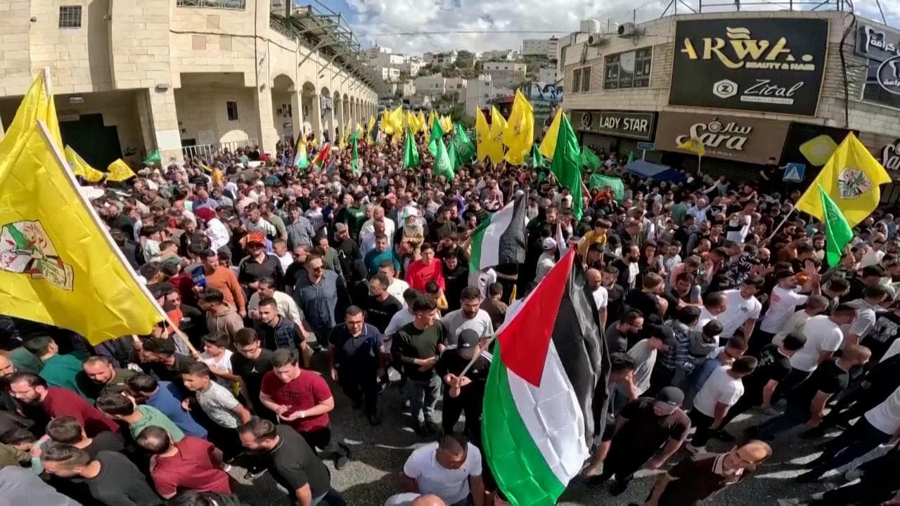 Cisgiordania, palestinesi protestano a favore di Gaza inneggiando a Putin e Kim Jong Un