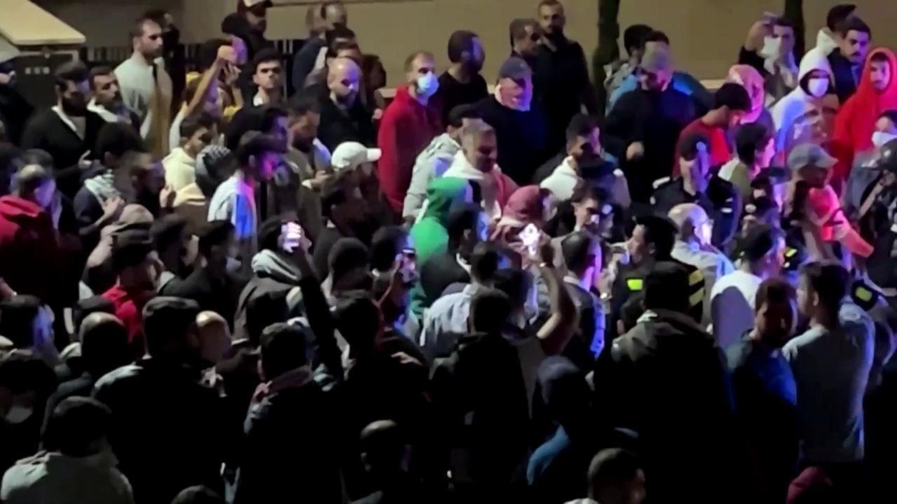 Giordania, scontri ad Amman: centinaia di manifestanti provano ad assaltatare l'ambasciata israeliana