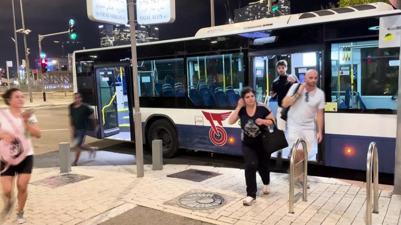 A Tel Aviv suonano le sirene antiaeree, la fuga verso i rifugi: al riparo anche Blinken e Netanyahu