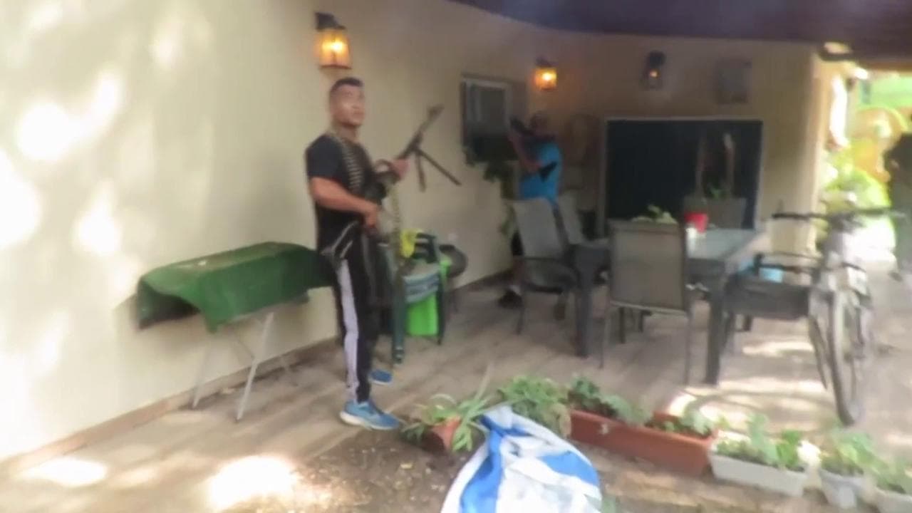Israele, con i fucili tra villette, biciclette e cadaveri: nuovo video shock dalla bodycam di un terrorista di Hamas