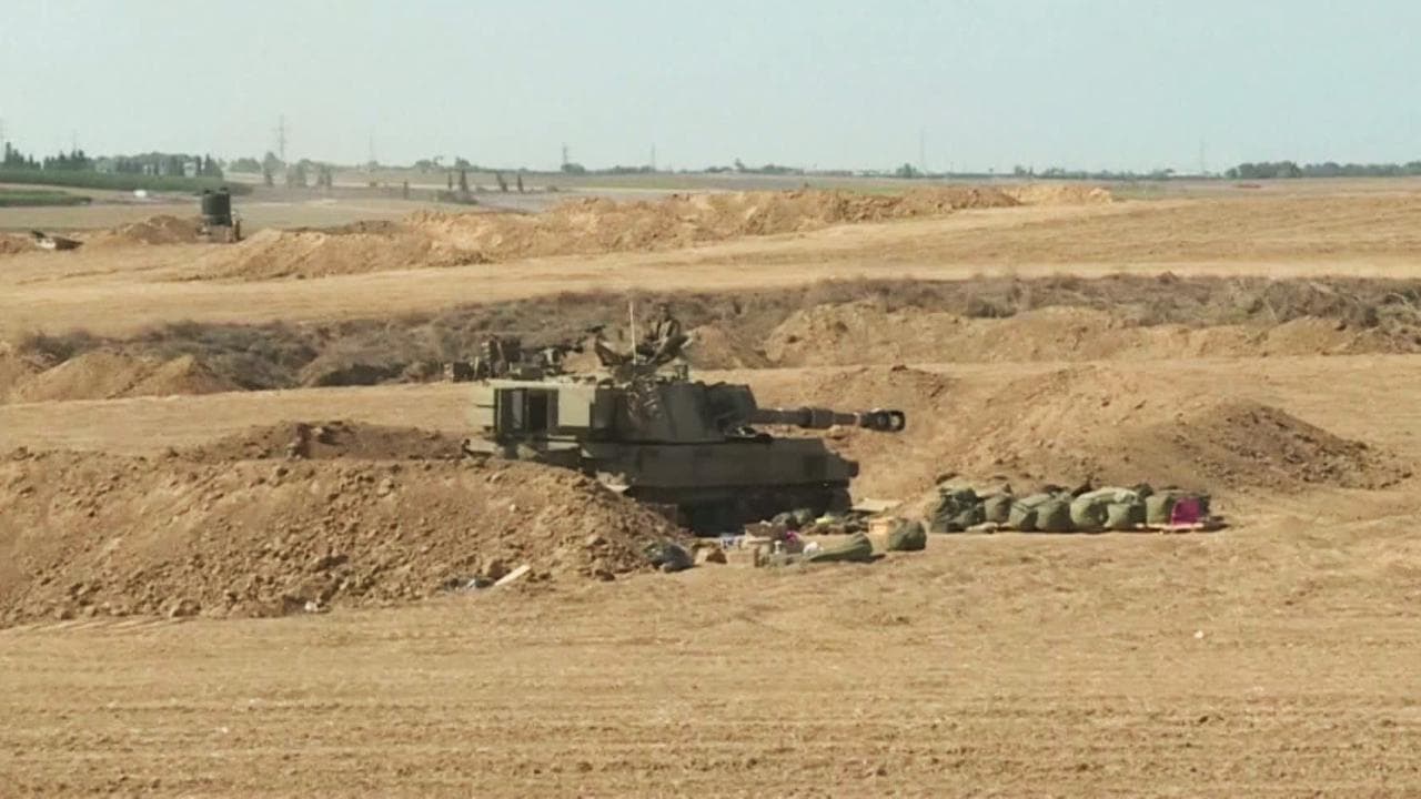 Israele, soldati e mezzi blindati presidiano il confine con la Striscia di Gaza