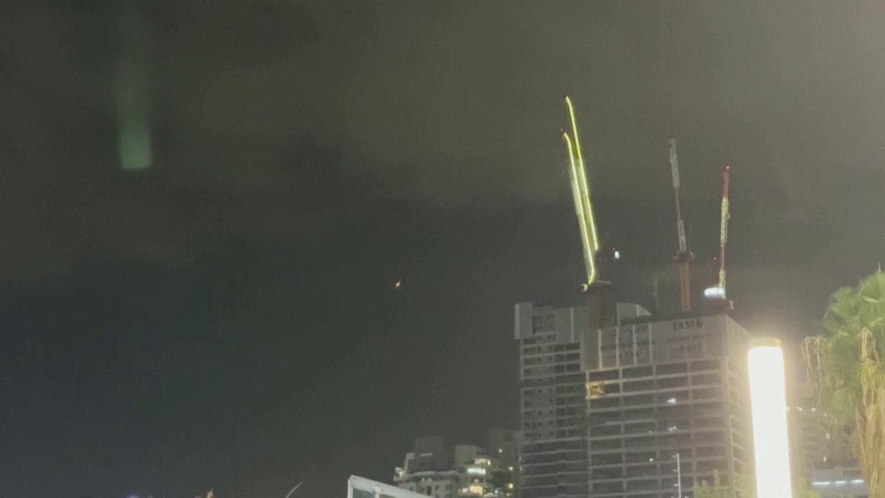 Tel Aviv, prima le sirene poi un bagliore nel cielo notturno: Iron Dome intercetta un razzo