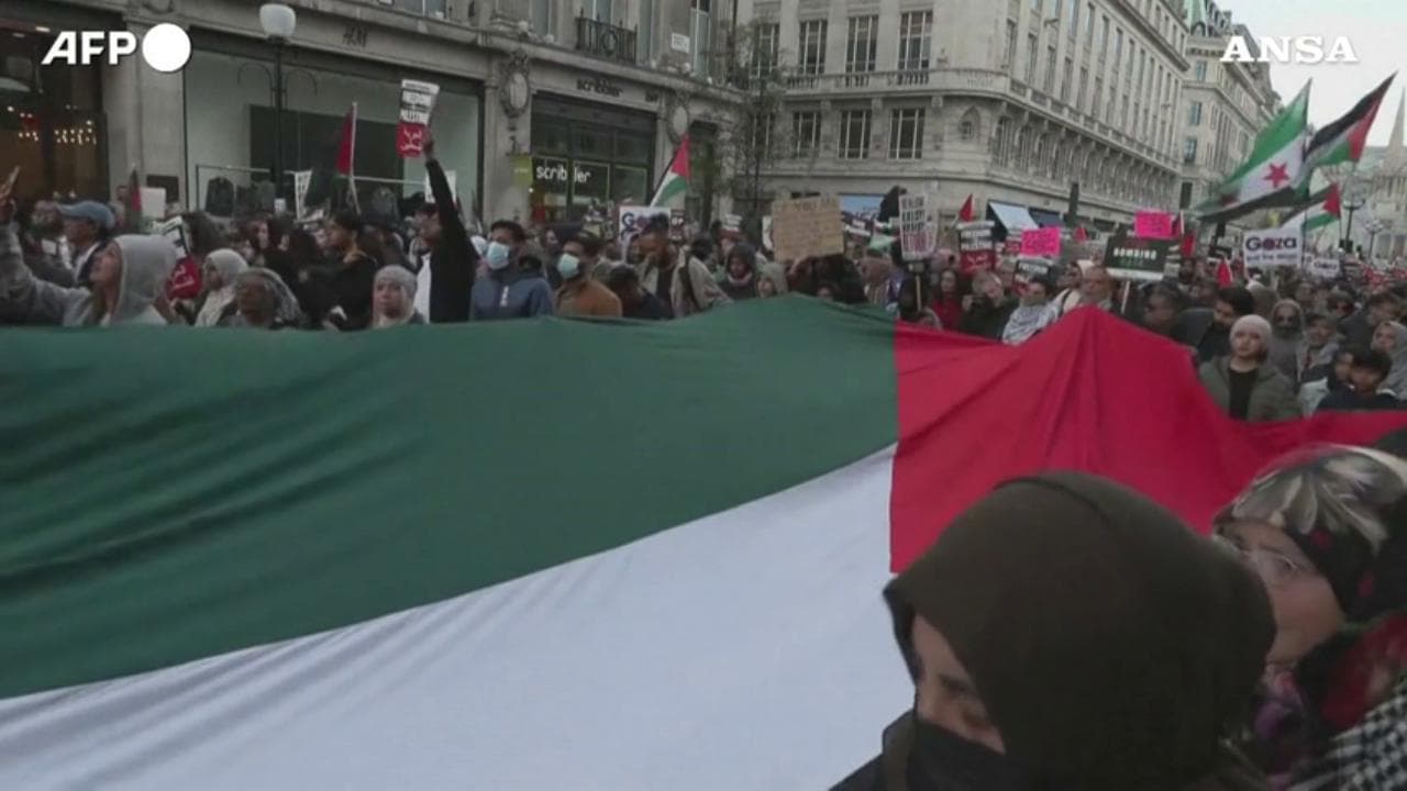 Londra, in migliaia alla manifestazione pro Palestina tra bandiere e slogan