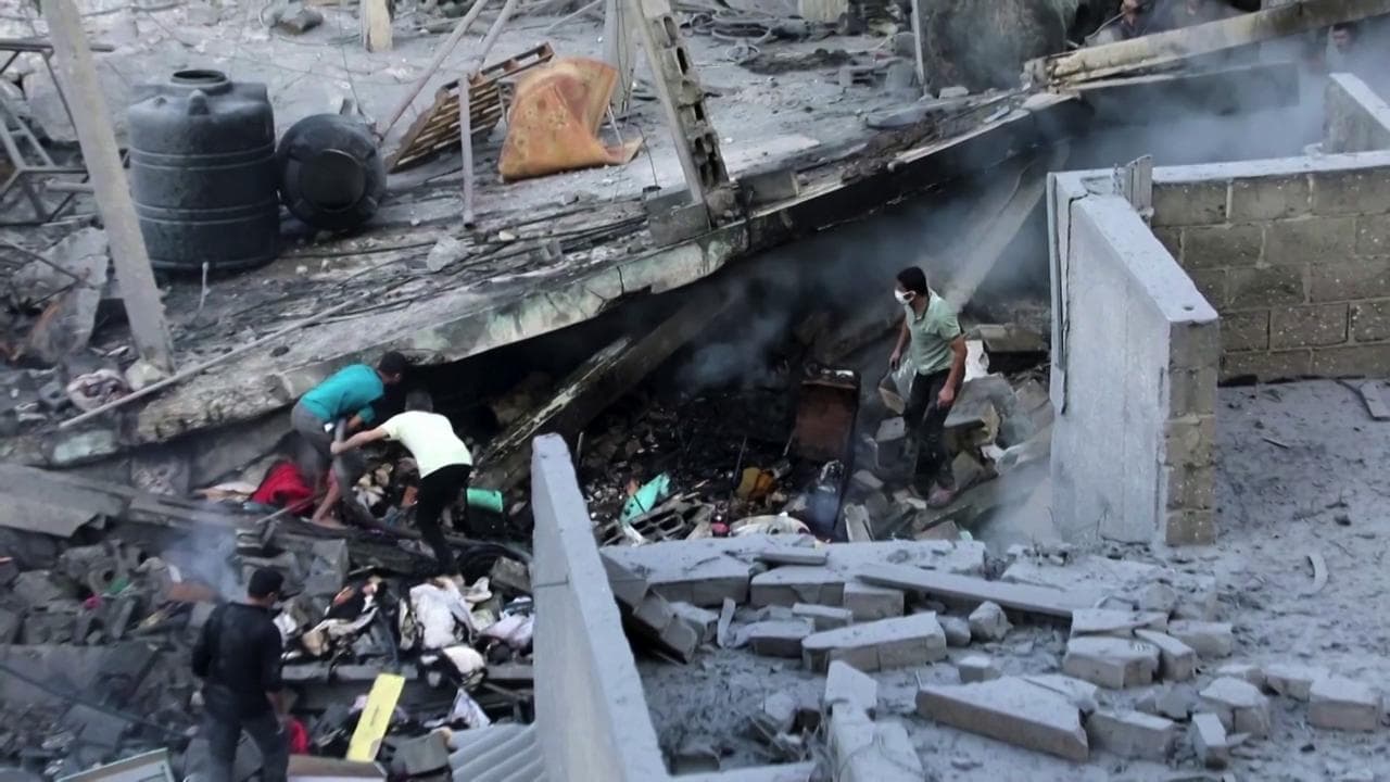 Gaza, soccorritori cercano sopravvissuti tra le macerie di un edificio dopo raid israeliano
