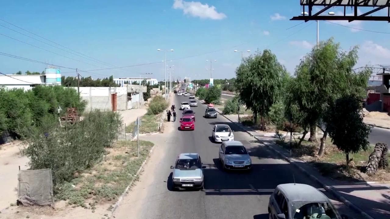 Continua il flusso di migliaia di palestinesi verso il lato sud della Striscia di Gaza come ordinato da Israele in vista dell’attacco via terra