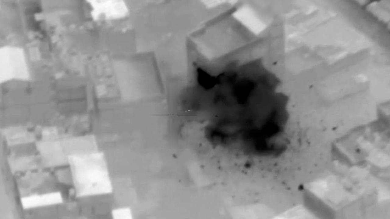 Gaza, raid notturno dell'esercito israeliano: bombardato edificio occupato dai miliziani di Hamas