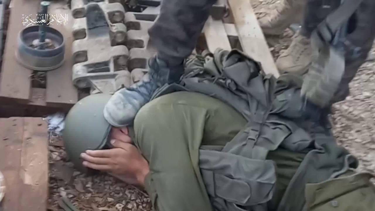 L'assalto di Hamas contro le forze israeliane a est di Gaza, le brutalità sui soldati catturati