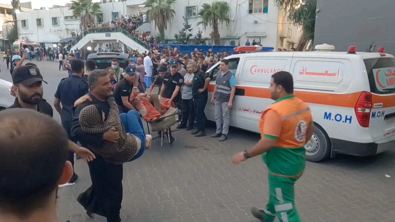 All'ospedale di Gaza caos e continuo arrivo di feriti dopo i bombardamenti della notte