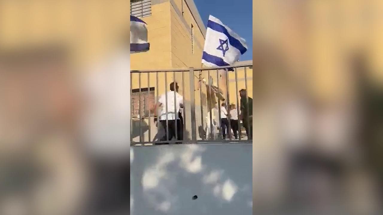 Suonano le sirene e il ministro degli Esteri britannico corre in un rifugio durante una visita nel sud di Israele