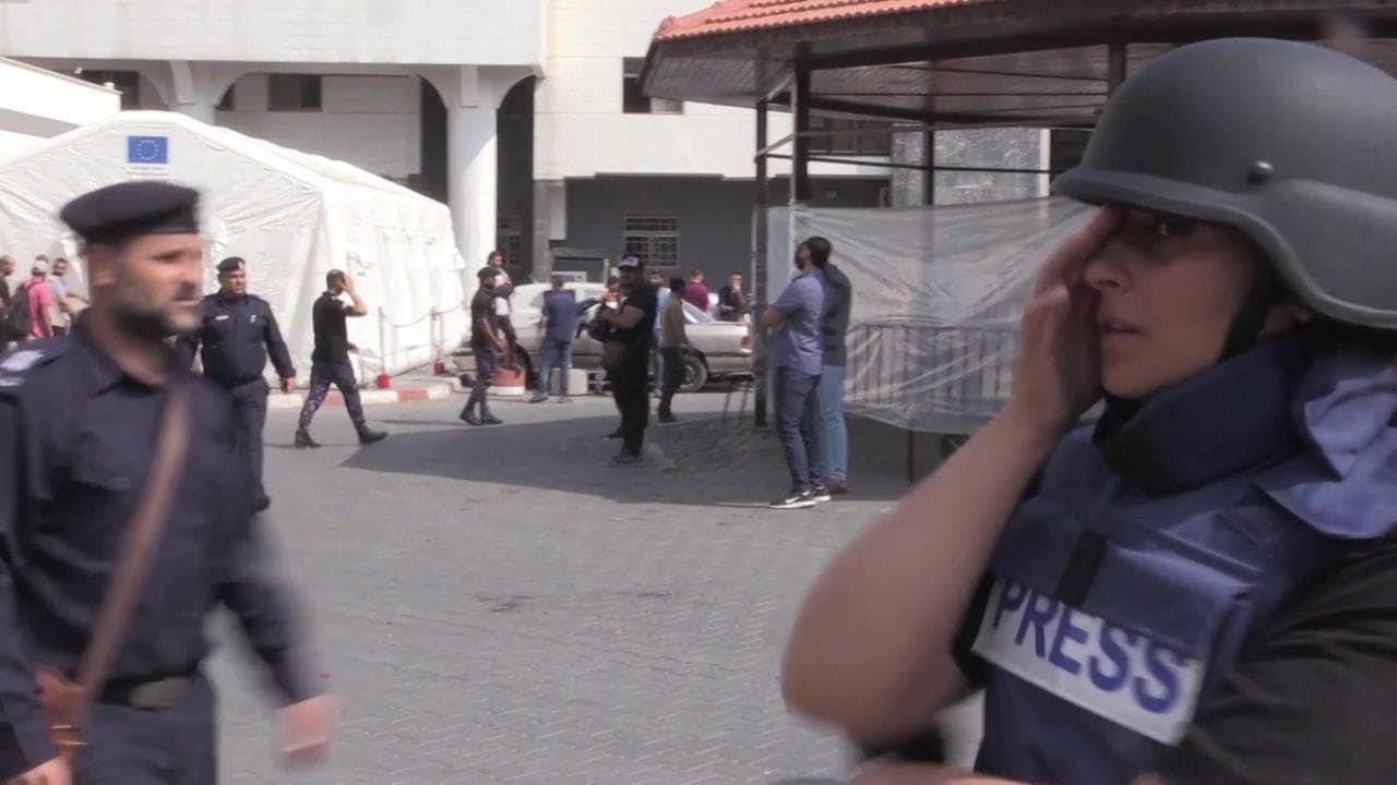 Gaza, arrivano all'ospedale i bambini e la reporter palestinese non riesce a trattenere le lacrime