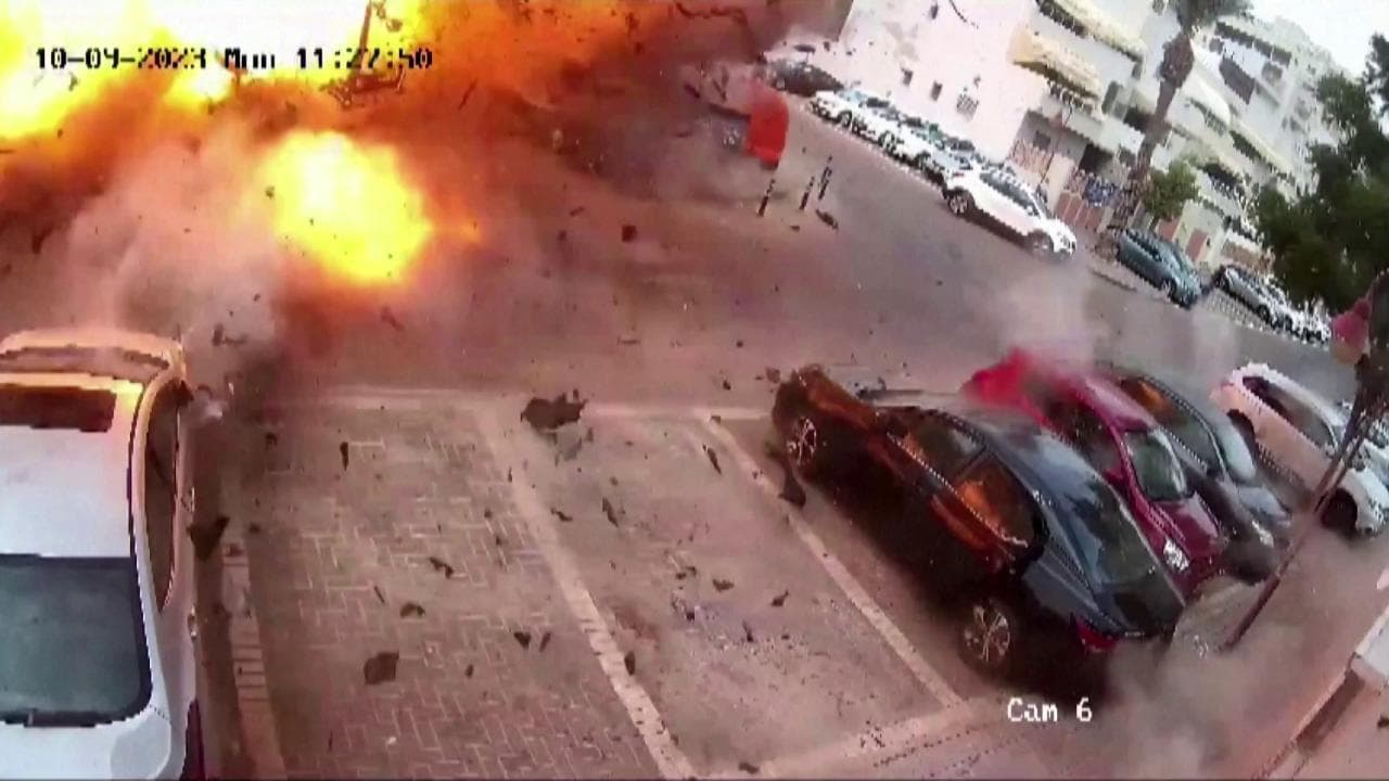 L'esplosione distrugge auto e edifici: così i razzi di Hamas hanno colpito la città di Ashdod