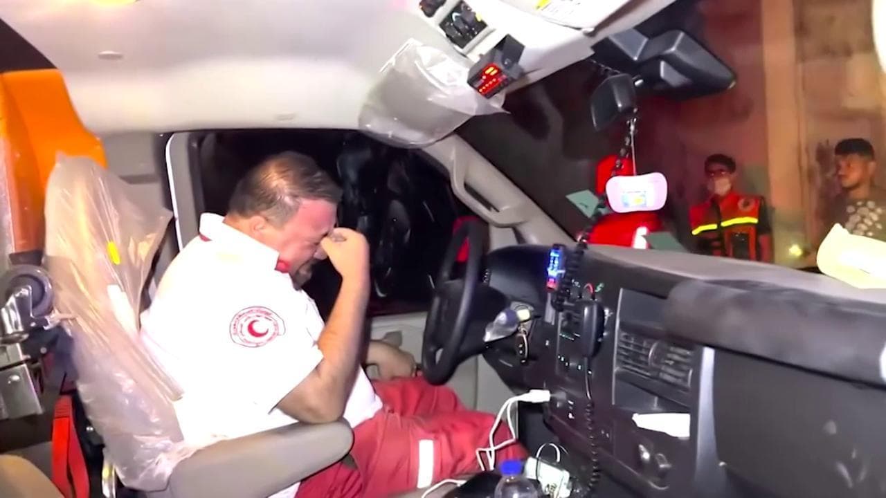 La disperazione dell'autista dell'ambulanza a Gaza: in lacrime durante i soccorsi nel campo di Jabalia