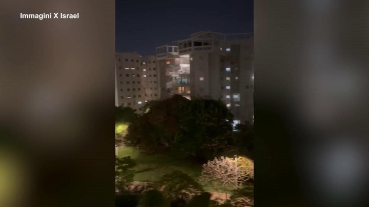L'Hatikvà risuona a Tel Aviv: i residenti si affacciano sui balconi per cantare l'inno nazionale