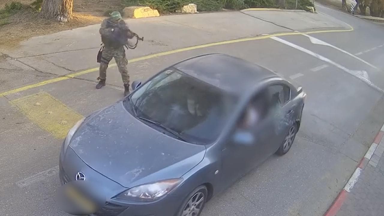 Com'è iniziata la strage nel Kibbutz Be'eri, Hamas entra uccidendo due persone in un'auto: lì viveva coppia di italiani