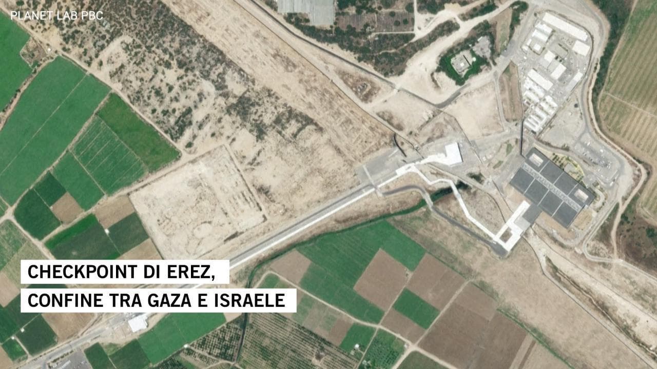 Così è crollata la difesa di Israele: il checkpoint distrutto durante l'incursione di Hamas: il prima e dopo